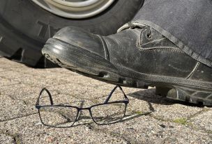 Ist die Brille vom Ablageort herunter auf die Straße gefallen und es tritt jemand drauf, so ist es ein Fall für den KSA. (Bild: Dirk Rixen / HFUK Nord)