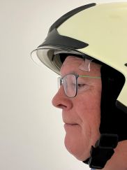 Feuerwehrangehöriger mit Sehhilfe. Wird diese ordnungsgemäß im Dienst getragen und dabei beschädigt, ist die Feuerwehr-Unfallkasse zuständig. (Bild: Jürgen Kalweit / HFUK Nord)