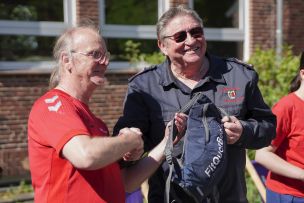 Der Landesfachwart für Feuerwehrsport Stefan Jenke (links) bedankt sich beim letzten Teilnehmer der Aktion Herbert Müller (rechts). (Bild: M. Dahms / LFV S-H)