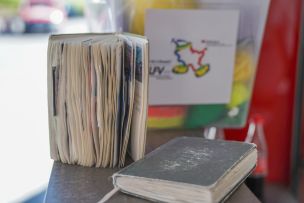 Insgesamt konnten zwei Log-Bücher mit den Memorien und persönlichen Widmungen der teilnehmenden Feuerwehren gefüllt werden. (Bild: M. Dahms / LFV S-H) 