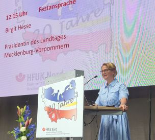 Die Präsidentin des Landtages Mecklenburg-Vorpommern, Birgit Hesse, hält die Festansprache zum 20-jährigen Jubiläum der HFUK Nord. (Bild: Ramona Winterfeldt / HFUK Nord)