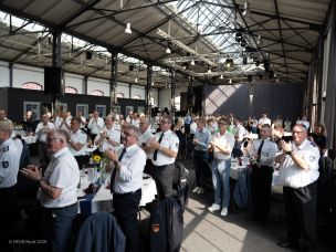 "Standing Ovations" gab es von den Gästen der Festveranstaltung für die langjährige Geschäftsführerin der HFUK Nord, Gabriela Kirstein. (Bild: Ramona Winterfeldt / HFUK Nord)