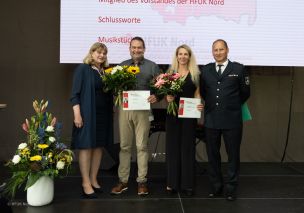 Die Nachfolge in der Geschäftsführung der HFUK Nord treten ab 1. Juli 2026 Christian Heinz als neuer Geschäftsführer sowie Jeanette Albert als stellvertretende Geschäftsführerin an (v.l.n.r. Gabriela Kirstein, Christian Heinz, Jeanette Albert, Ralf Gesk (Mitglied des Vorstands der HFUK Nord)). (Bild: Ramona Winterfeldt / HFUK Nord)