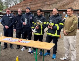 Freudige Gesichter gab es bei der Sportvertretung der FF Nienstedten, als ihnen der neue Wanderpokal überreicht wurde. (Bild: Jens-Oliver Mohr / HFUK Nord).
