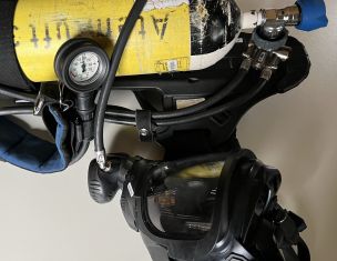 Atemschutzgerät mit Restdruck wird in diesem Zustand gesichert. (Bild: Jürgen Kalweit / HFUK Nord)