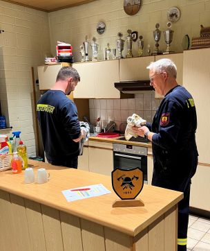 Abwaschen und die Küche reinigen sind ein wichtiger Bestandteil der Hygiene im Feuerwehrhaus. (Bild: FF Dannewerk)