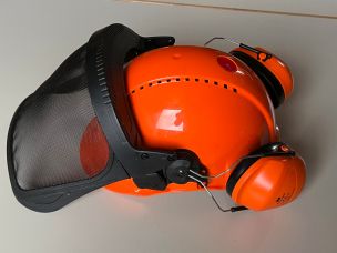 Industrieschutzhelm mit Schutzgitter und Gehörschutz (Bild: Jürgen Kalweit / HFUK Nord)