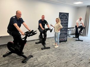 Die Seminarteilnehmenden testen ihre Ausdauer auf den Fitnessbikes. (Bild: Christian Heinz / HFUK Nord)