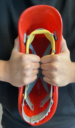 Knacktest zur Überprüfung des Helmes (Bild: Dirk Rixen / HFUK Nord)