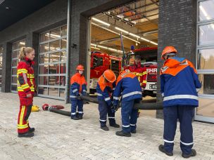 Praktische Ausbildung in der Jugendfeuerwehr: Die Mitglieder der Jugendfeuerwehr Rehna üben das Kuppeln von Saugschläuchen. (Bild: Christian Heinz / HFUK Nord)