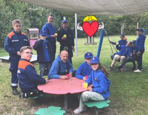 Stärkung des Teamgeists ist eine wesentliche Komponente in der Jugendfeuerwehrausbildung (Bild: Christian Heinz / HFUK Nord