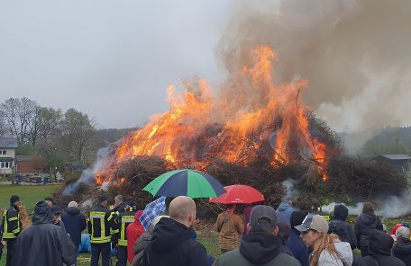 Ein Osterfeuer bei Regen fachgerecht zu entzünden, erfordert Umsicht und Erfahrung. (Bild: Jürgen Kalweit / HFUK Nord)