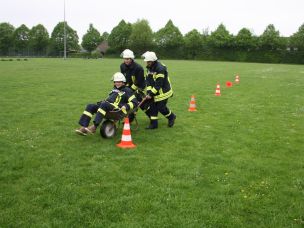 Das spaßige Schubkarrenrennen endet zu leicht mit Verletzungen der Beteiligten oder der Zuschauer. (Bild: Dirk Rixen/HFUK Nord)