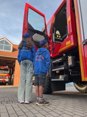 Der steile Aufstieg in die Mannschaftskabine eines Feuerwehrfahrzeugs ist für fitte Erwachsene konzipiert. Kinder und Jugendliche benötigen hier gegebenenfalls Unterstützung. (Bild: Christian Heinz / HFUK Nord)