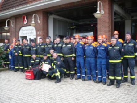 Foto unten:  Die FF Börnsen ist zur Übergabe des Pokals angetreten. 