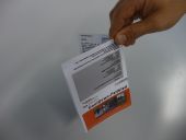 Das Faltblatt stets (orientiert an der längeren Seite) „halbieren“.