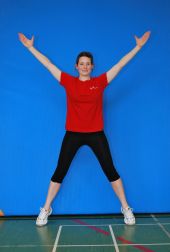 Beispielübung für die Vorbereitung auf den allgemeinen Dienstsport: Hampelmann