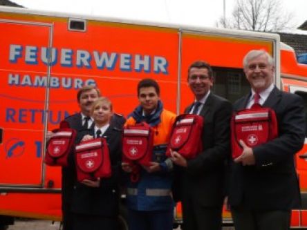 Übergabe der neuen Erste-Hilfe-Rucksäcke an die Jugendfeuerwehr Hamburg. Von links: André Wronski, Landesbereichsführer Freiwillige Feuerwehr Hamburg; Lena Igla, Fachwartin Bildung; Lionel Heilmann, Landesjugendsprecher; Stephan Lintzen, Vorstand der Hamburger Feuerkasse; Lutz Kettenbeil, Geschäftsführer der HFUK Nord. 