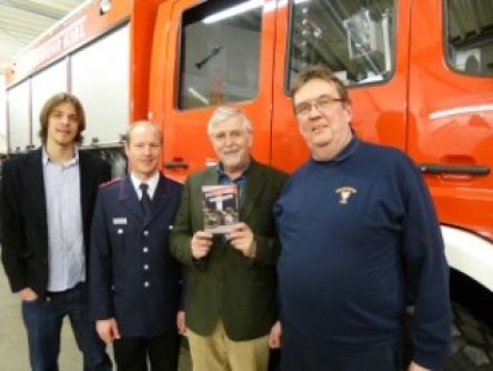 (v.l.): Zufriedene Gesichter nach der Filmpremiere bei der Freiwilligen Feuerwehr Kiel-Russee: Filmemacher Ulf-Lennart Wahls, Stadtwehrführer Hans-Bernhard Hassenstein, HFUK Nord-Geschäftsführer Lutz Kettenbeil und Wehrführer Uwe Maaß