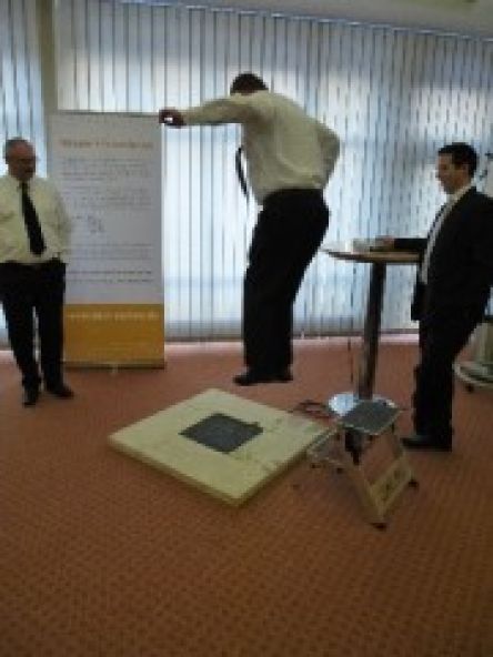 Mit der Sprungwaage werden die Kräfte simuliert, die auf den Körper bei einem Sprung aus geringer Höhe z.B. aus einem Feuerwehrfahrzeug wirken.