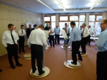 Die Teilnehmer testen auf dem Parcours ihre Koordinationsfähigkeit.