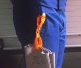 Unfallverhütungsaktion der HFUK Nord für die Jugendfeuerwehren: Handschuh-Clips sorgen für besseren Schutz der Hände