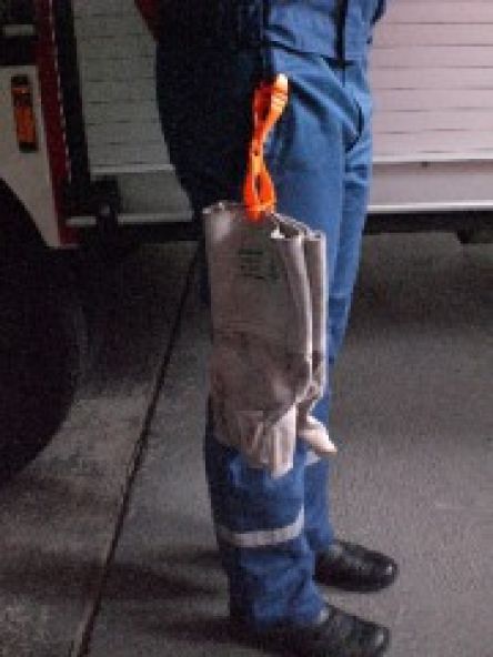 Mit den neuen Handschuhclips, die direkt am Jugendfeuerwehranzug getragen werden, gehören verlorene oder liegen gelassene Handschuhe der Vergangenheit an.  