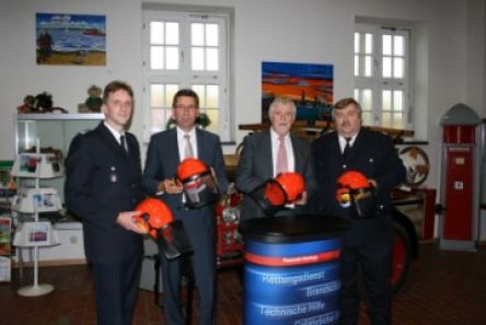 Übergabe der neuen Schutzhelme, v.l.n.r.: Stephan Wenderoth, stellvertretender Amtsleiter der Feuerwehr Hamburg; Stephan Lintzen, Vorstand der Hamburger Feuerkasse; Lutz Kettenbeil, Geschäftsführer der Hanseatischen Feuerwehr-Unfallkasse Nord; Landesbereichsführer Herrn André Wronski, Freiwillige Feuerwehr Hamburg 
