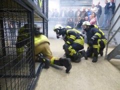 Der Atemschutztrupp beim Vorgehen in die Übungsanlage
