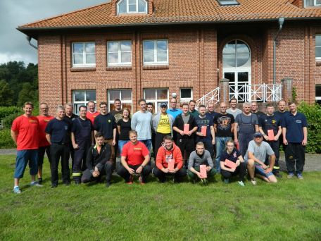 Die aktiven Teilnehmer und dFFA-Prüfer mit dem Kreisfachwart für Feuerwehrsport Dr. Jan Traulsen (links)